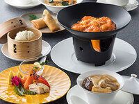 フカヒレの熱々スープとエビチリの火鍋仕立ての贅沢ランチ（休日）