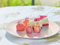 ＜平日＞『大人のご褒美パフェ付き プチシェリー‛ピーチ＆ローズ’アフタヌーンティー』フレグランスメゾン＜グタール＞のアイコニックなプチシェリーの香りに包まれて　マリアージュフレールもお替り自由　7/1～9/12