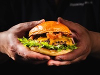 【グラスワイン付き】クラシックチーズバーガー 