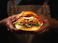 【グラスワイン付き】スパイシーアイランドスマッシュバーガー
