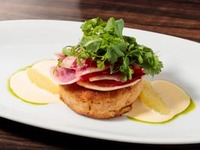 CRAB CAKE -lemon, radish salad-