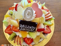 [Reservations available from July 12th] 🍑 Peach Special Tart 🍑 Whole peach + (surrounding) seasonal fruits 🍎🍈🍊 [Diameter approx. 16cm] For around 4 people [5,554 yen excluding tax]