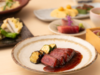 女子会やビジネスシーンにもおすすめ！【夏　華(はな)コース＋２時間飲み放題付き】鮮魚のお刺身、出汁巻き玉子と生麩田楽、黒毛和牛の炙り、鯛の羽釜ご飯など全8皿