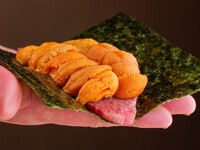 【Premium Wagyu YAKINIKU】『炙り和牛ヒレの雲丹２列ドッグ　〜醤油淡雪塩〜』『厳選和牛ヒレ産地別2種食べ比べ　〜黒ダレ・白ダレ〜』をお召し上がりいただけます。