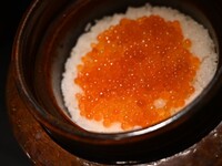 豪華午餐，包含「紀州活宰星鰻＆琉球黑鰤（杉）」、「牛裡肌牛排＆牛舌排」、「鮭魚子煲飯」【平日特價 3,500 日元 ⇒ 3,000 日元】