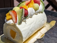 Pure white roll cake decorated with seasonal fruits