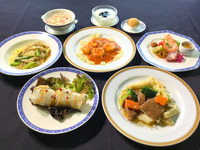 ＜11/1～＞ふかひれスープ、海の幸入り春巻、海老のチリソース煮など ！全8品「水晶コース」