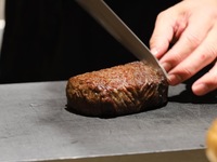 [O Prato de Bife de Kobe] – Preparado sobre Carvão + Saquê Espumante 47.500 ienes