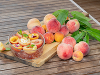 A seasonal luxury that can only be enjoyed at this time of year! All-you-can-eat Yamanashi farm-fresh peaches with a salad bar! [Weekends and holidays]