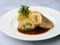 メキシカンスパイス香るローストポーク ブリトー風 加賀棒茶とカカオが効いた赤ワインソース