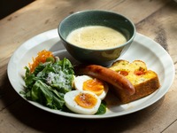B‐set（Salad cake/Sausage/Arugula salad/boiled eggs/Carrot rapée/Corn soup）