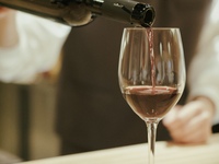 Déjeuner : Menu au choix du chef (plat principal : bœuf Tajima maturé à la Kyoto) + Accords mets et vins disponibles à partir de septembre 2025