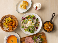 【女子会、友人との集まりにおすすめ】ビール、スパークリングワイン含む2時間飲み放題　サラダやローストビーフ、デザートまで堪能できる全7皿