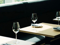 PREMIUM LUNCH COURSE — 平日限定，含一杯祝酒用起泡酒！共四道：前菜、意面、主菜等。