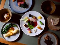 OMAKASE 7가지 코스 ◆ Hone의 스탠다드 코스 — 디저트는 메시지 플레이트로 변경하실 수 있습니다.