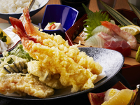 Nagomi meal: Crab and shrimp tempura and three kinds of sashimi