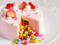 【家族のお祝いにおすすめ】切ったらビックリギミックケーキ付！メインはオーストラリア産牛ロース肉が選べる全4品記念日ランチ（土日祝）