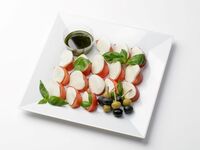 【HP-01】トマトとモッツアレラチーズのカプレーゼ　バジルソース (ハーフサイズ)
