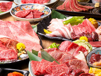 【仅限工作日】四种国产烤肉、牛腩排、生百叶门等与酒完美搭配的套餐◎3,000日元