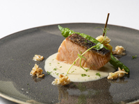 HIGASHIYAMA LUNCH　【薫香を纏ったサーモンのポワレ】+1ドリンク