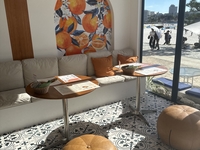 〈屋内〉テーブル席（3名席）