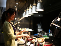 【平日】ランチ！オープンキッチンからの出来立て料理が大人気！スイーツも登場！