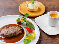 ハーフブッフェランチ 牛フィレ肉のステーキ マデラソース　【WEB予約特典有】