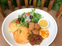 Pfannkuchen mit Soja‑Hähnchen in Ahorn‑Senf‑Glasur