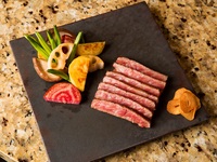 【2025年圣诞节】花菱 - 神户牛肉和特级日本黑毛牛柳 x 鹅肝 x 烤扇贝和新鲜鱼类 + 香槟祝酒