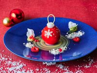 【オプションメニュー】  クリスマスオーナメントに見立てたベリーのムース