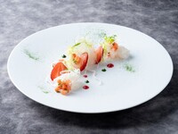 【Christmas Lunch 2025】国産豚のメイン料理、パティシエ特製クリスマスデザートなど全4品