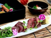 【夜景×仙台名物厚切り牛タンと仙台牛モモ肉が愉しめる彩り会席】　嵯峨　