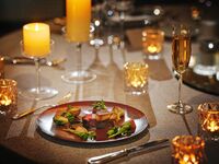 【12/20～25 限定XmasDinner（キャンドル装飾付き半個室・個室確約）】シャンパン・ヴーヴクリコ付！キャビア・メインはオマール海老や国産牛フィレ肉とフォアグラ＆トリュフのロッシー二などの高級食材を使用！全5品世界3大珍味のフルコース！