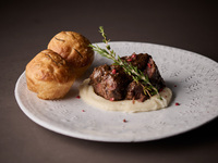 牛頬肉の赤ワイン煮込み 〜根セロリのピュレ、フォカッチャと共に〜 【 ¥5,400円(税別) 】