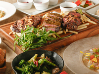 9/26~錦秋の宴会オススメプラン‼人気メニュー特盛コース♪》季節の前菜3種やカルパッチョ、豪華お肉料理盛り合わせにガーリックライス付き全7品【ゆっくり3時間飲み放題付き】お一人様7,000円