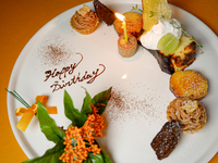 11/8まで！限定『Bistro記念日』ABDコース ❣　選べる乾杯ドリンク＆金木犀〜キンモクセイ〜記念日プレート付き、『牛ハラミ＆チキンロースト』、『贅沢ボロネーゼ』含む　全10品、記念日コースABD