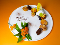 仅限10月和11月「Oyster & Bistro 纪念日」BBD 套餐——含可选祝酒饮品及金木樨纪念盘的14道纪念套餐。前菜7种（含“鹅肝马卡龙”），并有海胆意面（uni pasta）与两款国产牛肉比拼。