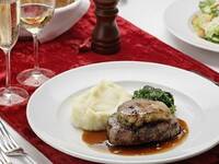 含饮品畅饮，包含菲力牛排、鹅肝及餐后甜点等共8道菜。