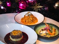 【90分フリーフロー付き】30種類のデリ＆サラダバー+焼きたてポップオーバー+3種類から選べるメイン付きクリスマスランチ