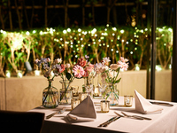 11/22良い夫婦の日《窓側席確約　生花に彩られた特別席》乾杯酒＆ケーキがついた厳選牛がメインのアニバーサリーディナー