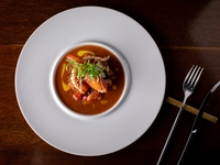 【ランチ】旬の食材で織りなすメインがフランス産厳選食材の全8品コース＋上質なフランスワインのペアリング8種