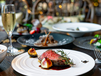 オフィシャルWeb限定最安値【クリスマス2025★乾杯酒付】Xmasを彩る魚料理と肉料理のWメインなど贅沢フルコースディナー（12/24～25限定）