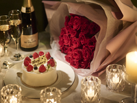 【2025Xmas】＜プロポーズ＞スパークリングワイン・薔薇40本・クリスマスケーキ＆国産牛フィレ肉のロッシーニ付きディナー！ローストターキー・海老のアヒージョ・ブランマンジェの紅ズワイガニ乗せなど、さらに海鮮ちらし寿司や揚げたての天麩羅も登場！