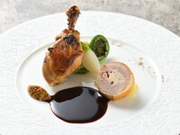 【ビアホール】屋内で楽しむ飲み放題！前菜5種、肉料理の2品コース＋スパークリング含むフリードリンク