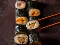 【3時間飲み放題付き】おまかせ焼鳥と酒肴細巻き、本日の一品料理など12品