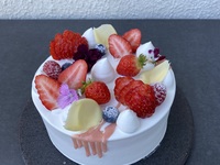 Seasonal decorated cake 18cm