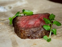 Gang nach Wahl des Küchenchefs (monatlich wechselndes Hauptgericht: Wagyu-Rindfleisch)