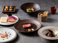 【Xmas2025】松坂牛フィレや伊勢海老、フォアグラ等厳選食材を堪能するクリスマスディナー12品＋乾杯酒＋6種ペアリングワイン付き