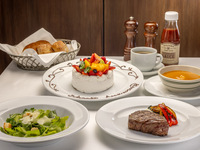 【記念日ランチ Tボーンステーキコース】メッセージ付きホールケーキ・熟成Tボーンステーキ含む全6品＋1ドリンク付き 11/1～