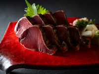 12月【土佐の地酒飲み放題】名物かつをの藁焼き塩たたきとかつをのお造り食べ比べ全14品！【よさこいコース】